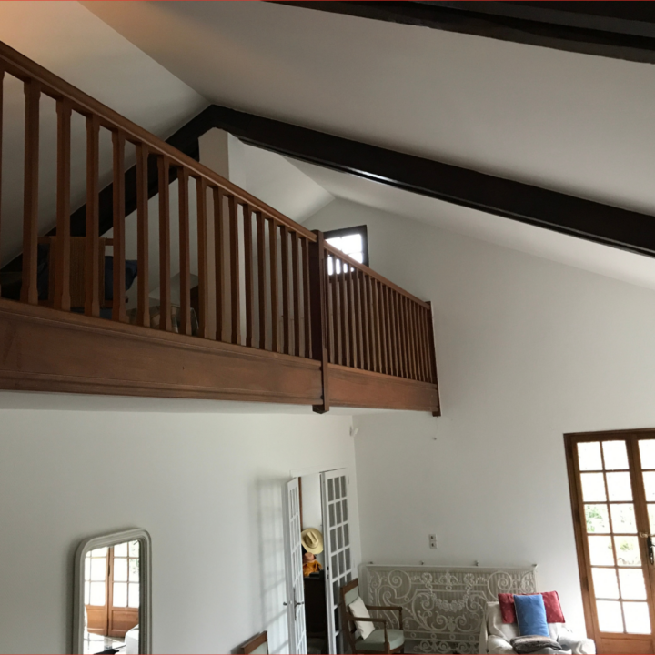 Balcon en bois dans une pièce rénovée à Cugnaux, région Occitanie.