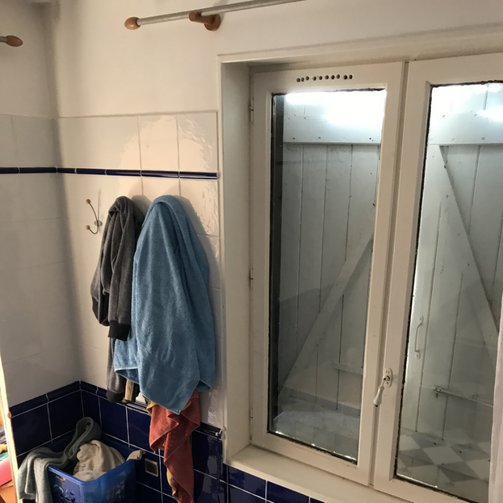 Alt text : Serviettes suspendues dans une salle de bain, rénovation à Toulouse, AD VALIDEM.