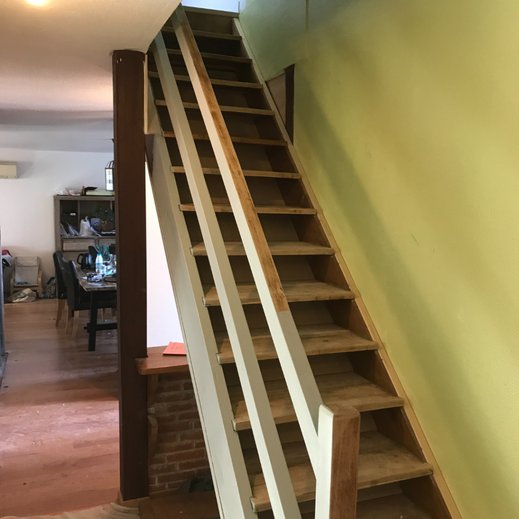 Balise alt : Escalier en bois rénové à Cugnaux, AD VALIDEM, travaux de rénovation énergétique.