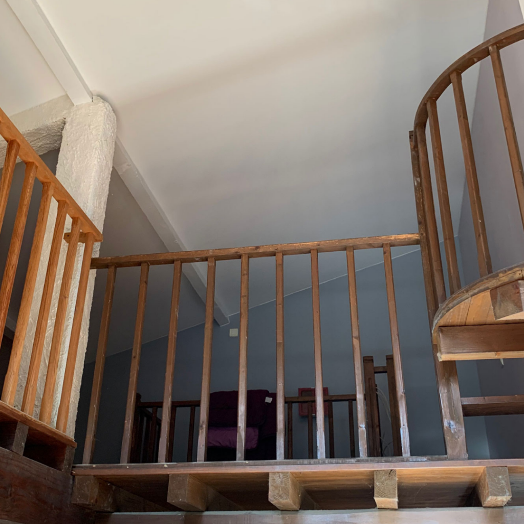 Balustrade en bois avec un escalier en colimaçon, rénovation à Toulouse.