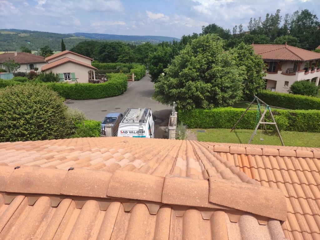 Balise alt : Vue du toit d'une maison à Cugnaux, signalisation AD VALIDEM en Occitanie.