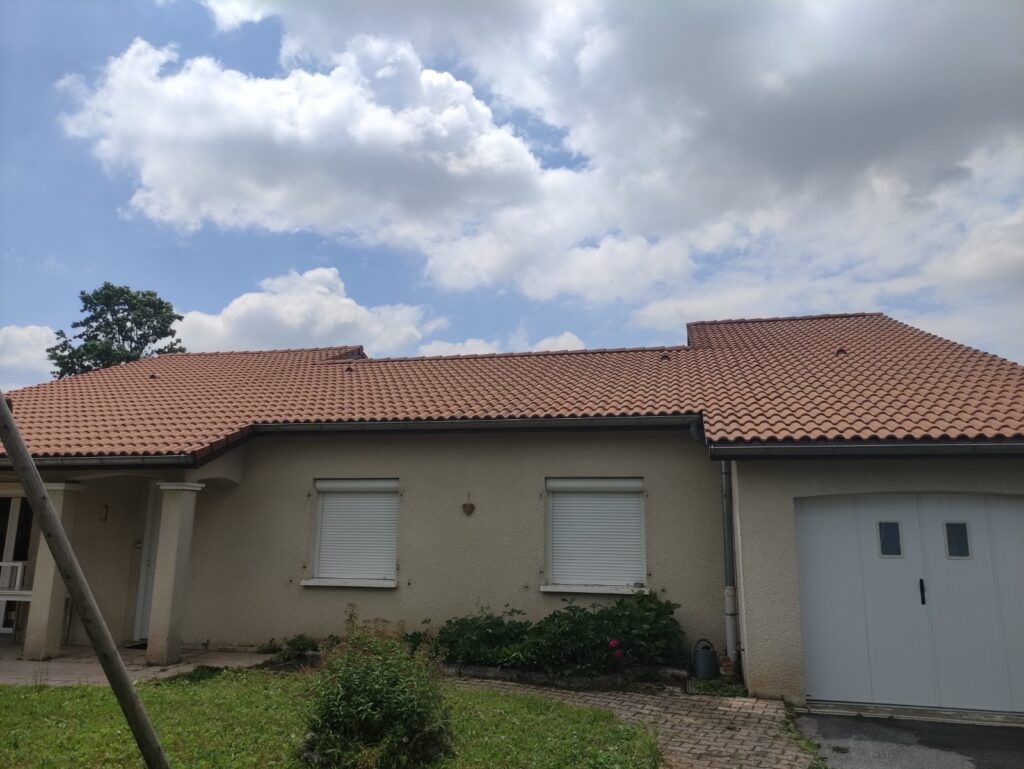 Maison avec toit en tuiles, située à Cugnaux, proche de Toulouse, Rénovation énergétique.