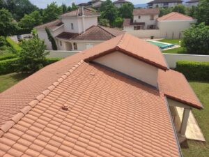 Toit en tuiles d'une maison, présentant des travaux de rénovation à Toulouse. AD VALIDEM.