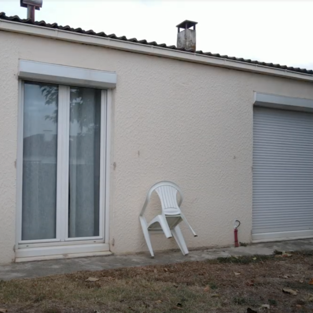 Balise alt : "Chaise blanche devant une maison, rénovation énergétique à Toulouse."