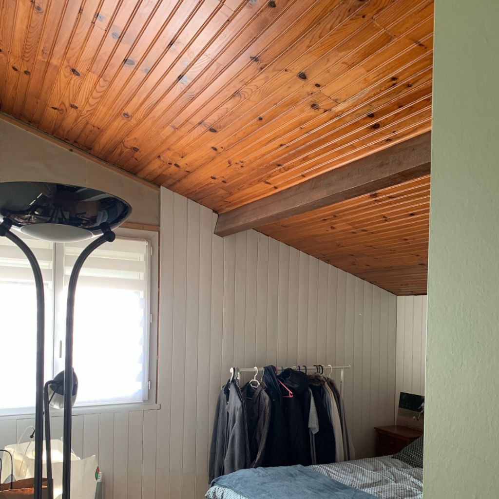 **Alt text** : Intérieur d'une chambre avec un plafond en bois, travaux de rénovation énergétique à Toulouse.