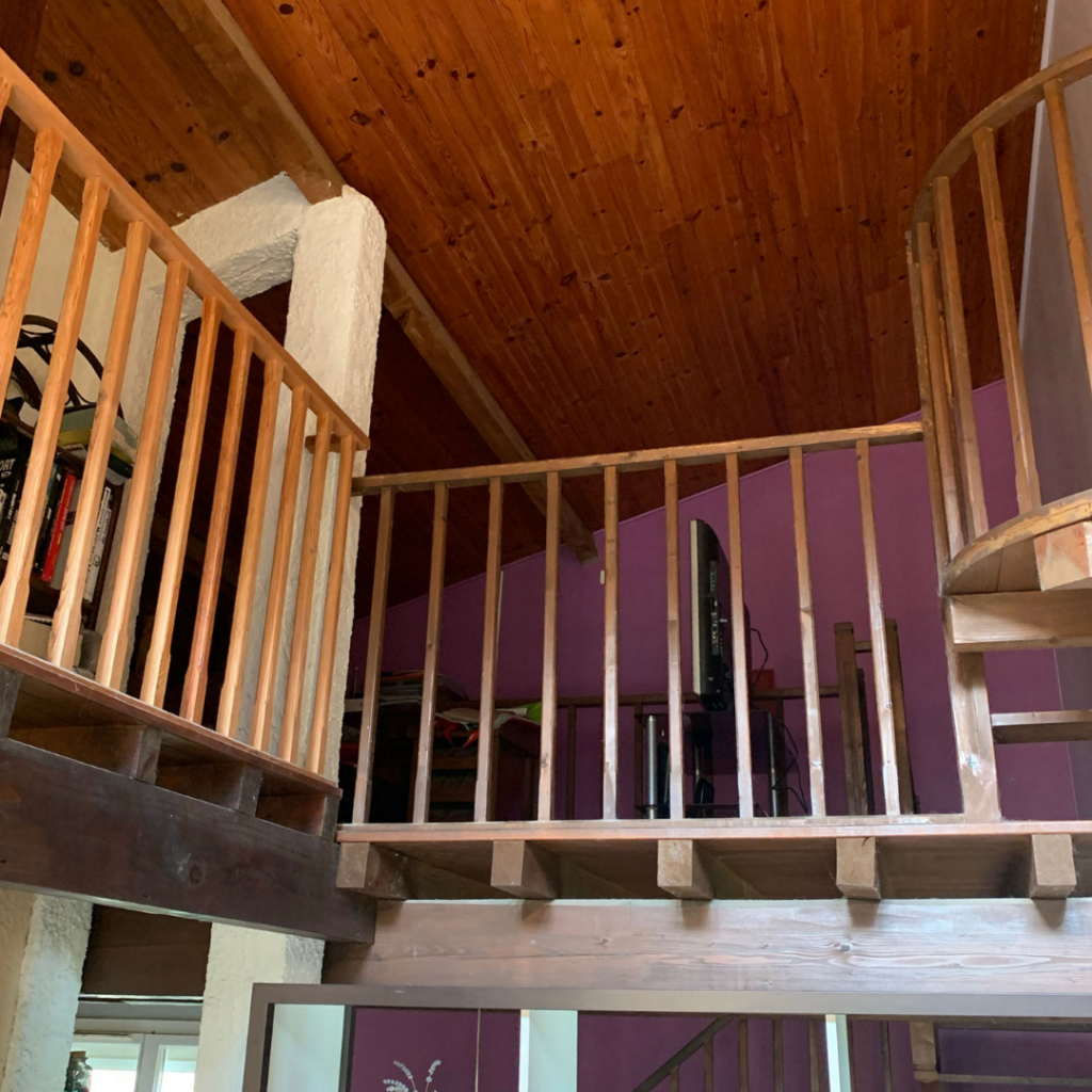 Balustrade en bois à l'intérieur d'une maison de rénovation à Toulouse, Occitanie.