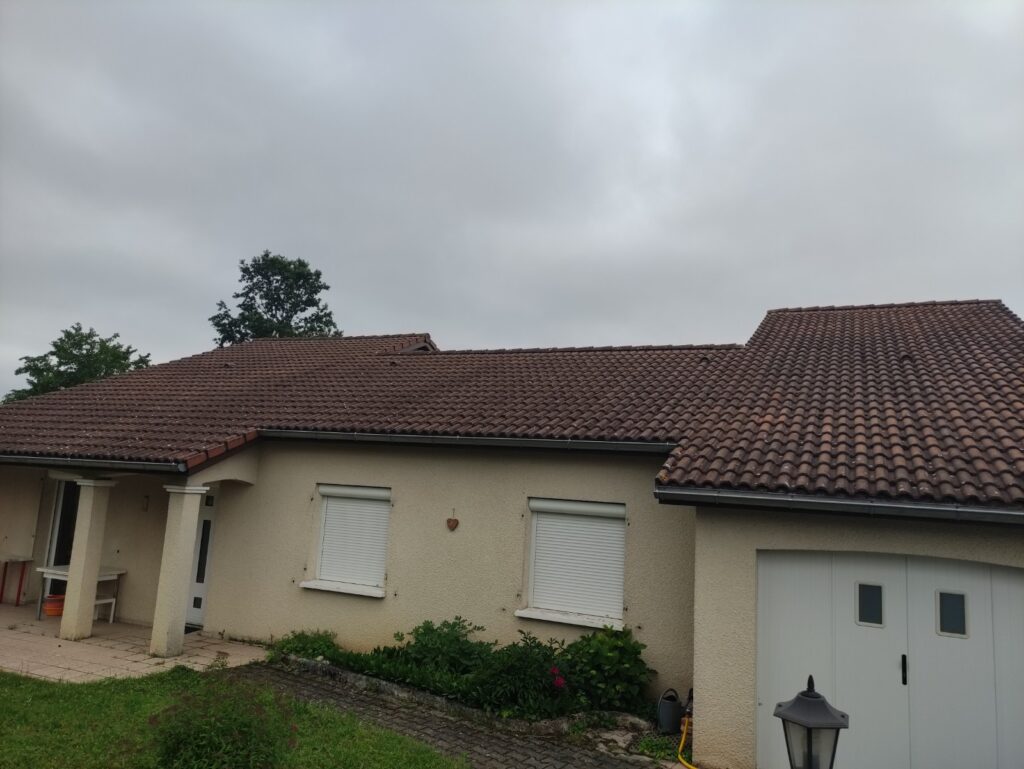 Maison avec toiture en tuiles, située à Cugnaux, travaux de rénovation énergétique.