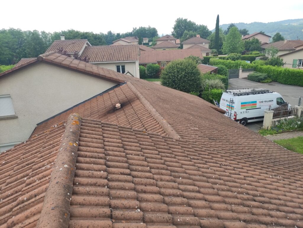 Toit en tuile avec camion AD VALIDEM, rénovation énergétique à Toulouse.