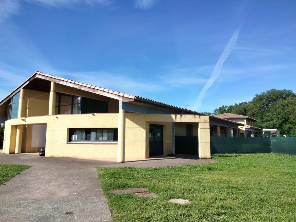 Balise alt : "Bâtiment en rénovation énergétique à Cugnaux, près de Toulouse, Occitanie."