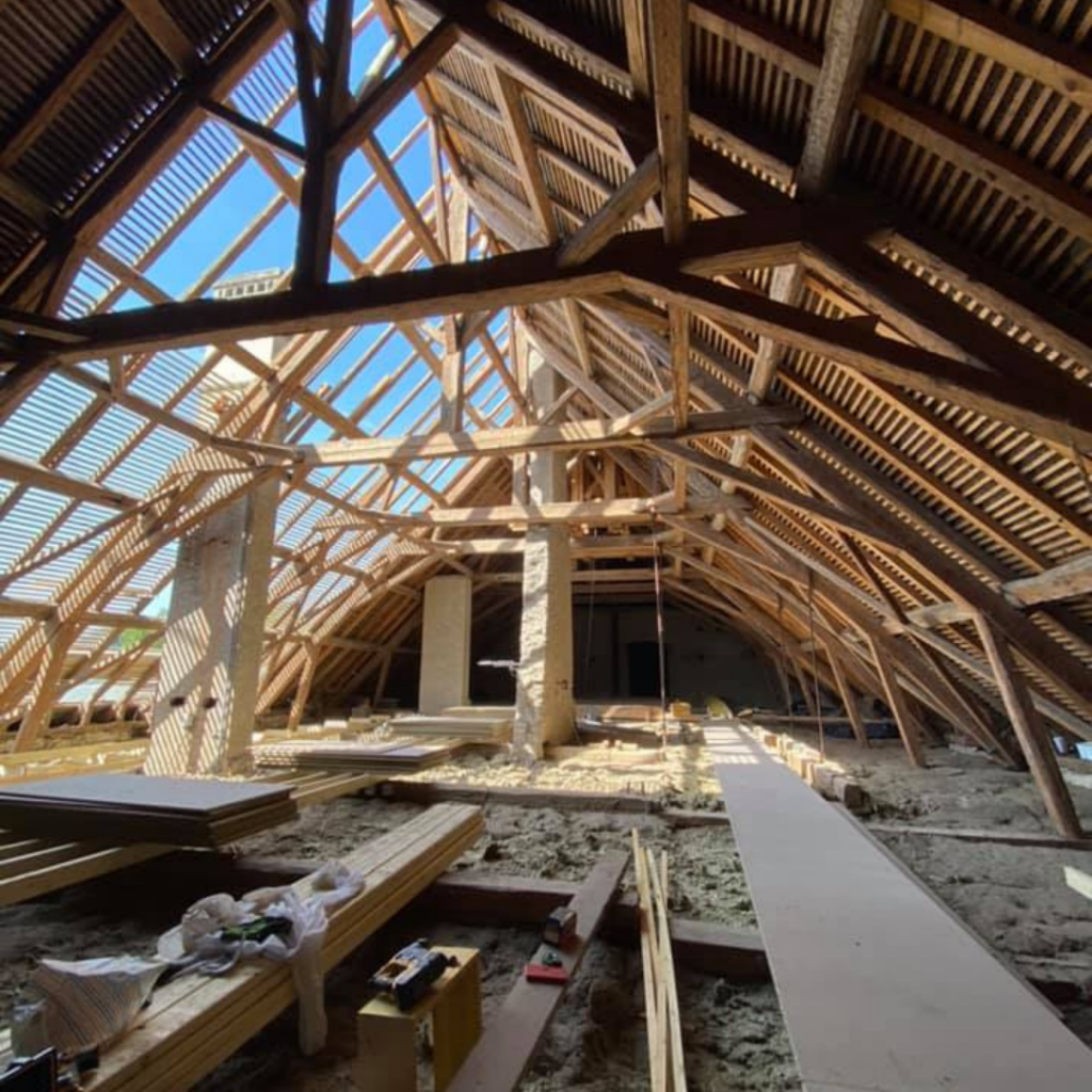 Rénovation énergétique en cours dans une charpente à Toulouse, AD VALIDEM.