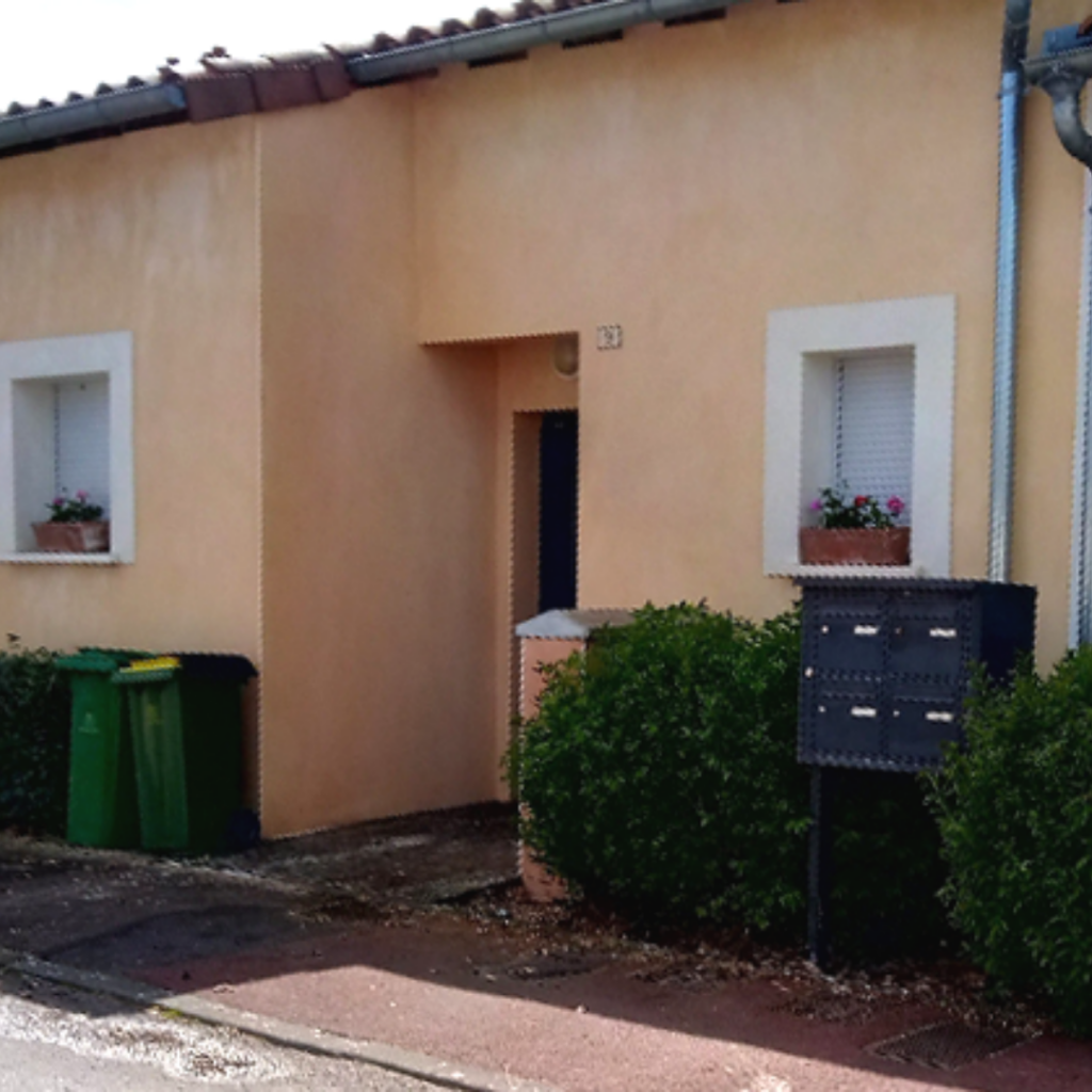 `<img src="image.jpg" alt="Maison avec boîte aux lettres, située près de Toulouse, AD VALIDEM"/>`