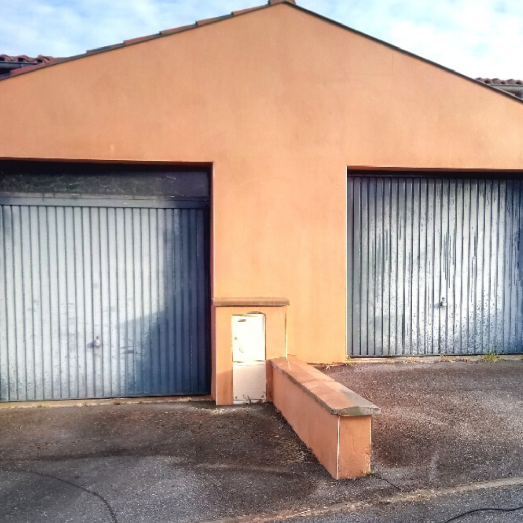 "Vue d'une façade de garage à Toulouse, représentant des travaux de rénovation."