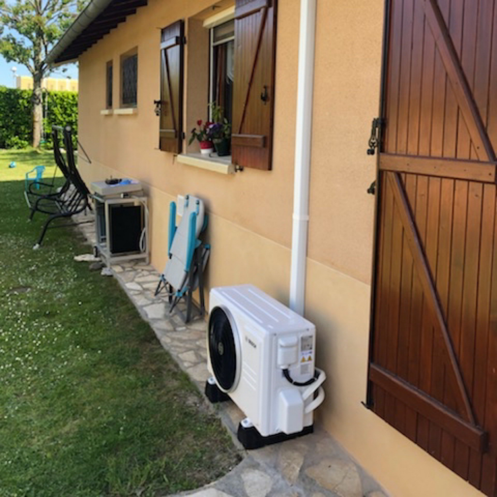 Climatiseur installé sur un mur extérieur, rénovation énergétique à Toulouse.