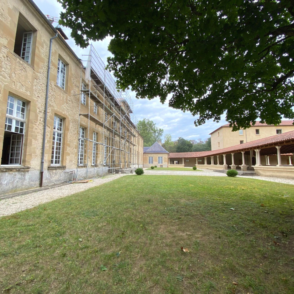 Rénovation de bâtiment avec échafaudage à Toulouse, travaux AD VALIDEM en Occitanie.