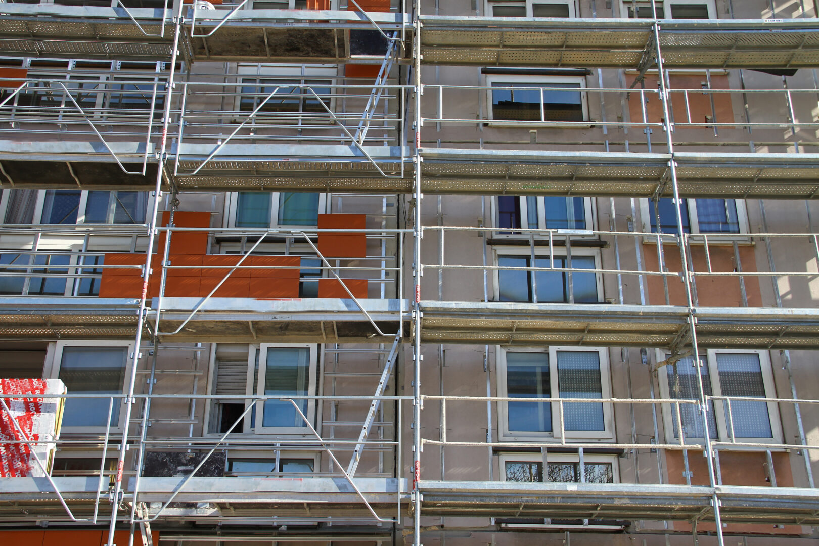 Échafaudage sur un bâtiment en rénovation énergétique à Toulouse, travaux en cours.