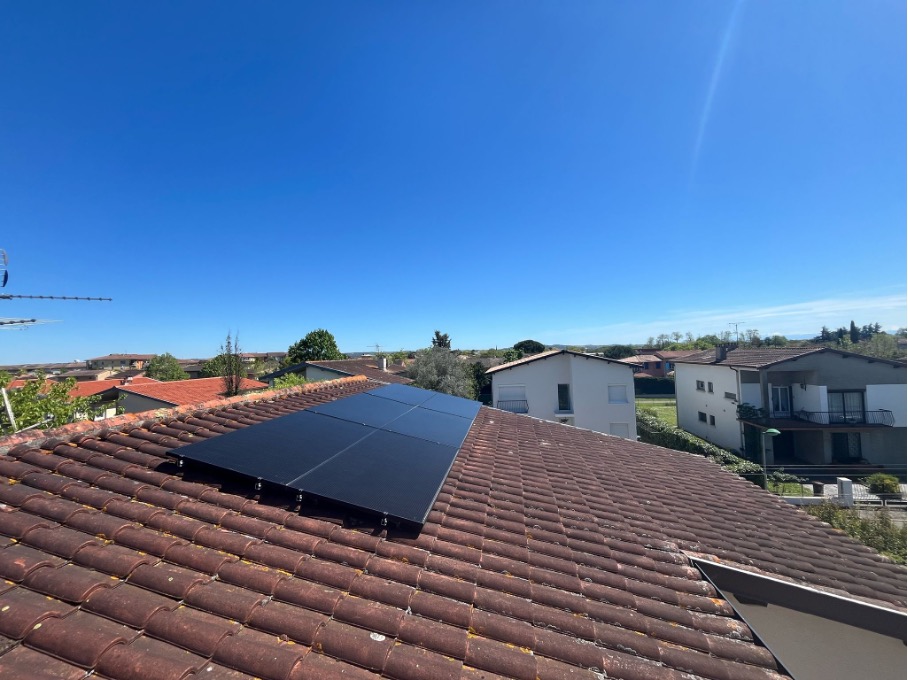 Solar panels on roof; AD VALIDEM; Rénovation énergétique